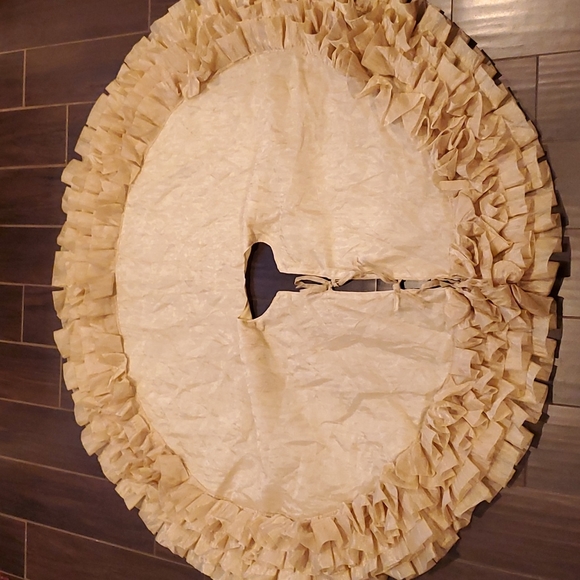 Elegant Gold Lame 4 Tiered Ruffled Christmas Tree Skirt 52" Diameter - Picture 3 of 9